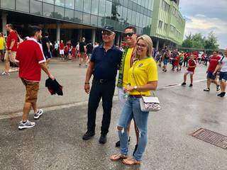 Em dia de celebridade, Maycon e a esposa Viviane tiram fotos com austríaco na porta do estádio em Viena (Foto: Paulo Nonato de Souza)