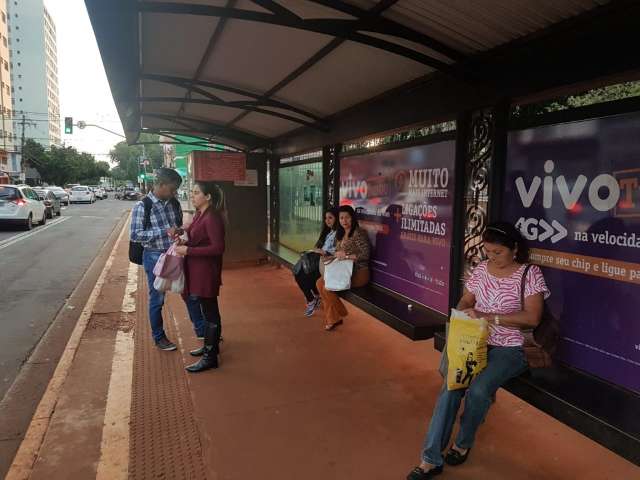 Usu&aacute;rios aguardam &ldquo;fresquinhos&rdquo;, que s&oacute; voltam &agrave;s ruas na quinta-feira
