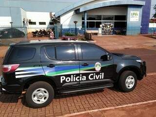 Viatura da Polícia Civil em frente à UPA, em Dourados (Foto: Adilson Domingos)