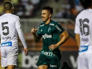 Wilian comemorando o seu gol que garantiu a vitória do Verdão, esta noite (24). (Foto:Ale Cabral/ Agif/Gazeta Press)