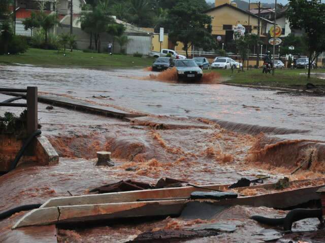  Equipes da Prefeitura trabalham nos reparos de vias da Campo Grande