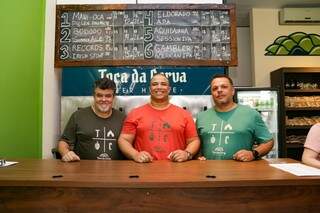 Anderson, Danilo e Alenilson, sócios da nova cervejaria. (Foto: Kísie Ainoã)