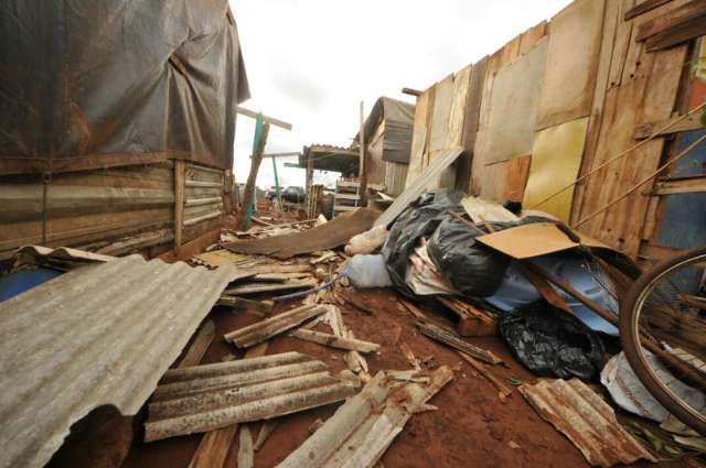 Depois de temporal e frio, fam&iacute;lias contam estragos e recebem doa&ccedil;&otilde;es