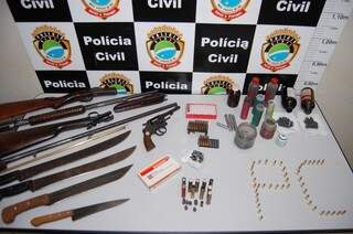 Armas, munições e ave silvestre são apreendidas em Costa Rica. (Foto:Eu Conto Tudo)