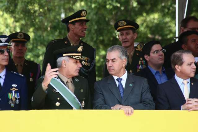 S&oacute; uni&atilde;o da seguran&ccedil;a vai estancar sangria na fronteira, diz general 