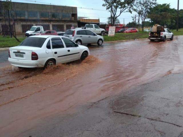 Chuva Transforma Avenida Em Rio E Motoristas Se Arriscam Para Passar ...