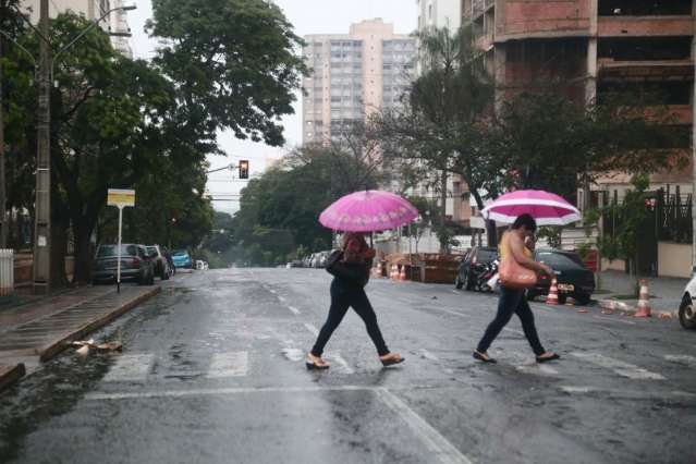 Em dia chuvoso, aeroporto reabre ap&oacute;s operar com restri&ccedil;&otilde;es &agrave; tarde