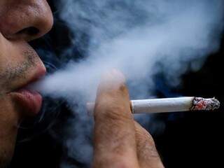 Fumante em Campo Grande, onde o vício atinge 11,6% da população, sendo a maior parte formada por homens. (Foto: André Bittar)
