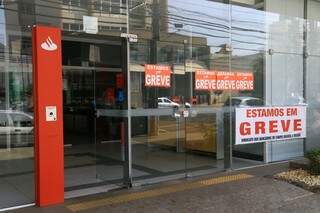Greve continua nesta segunda-feira (19) nas agências bancárias de Campo Grande e região. (Foto: Marcos Ermínio)