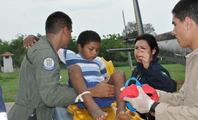 Crian&ccedil;a &eacute; socorrida por helic&oacute;ptero ap&oacute;s ser picada por cobra 