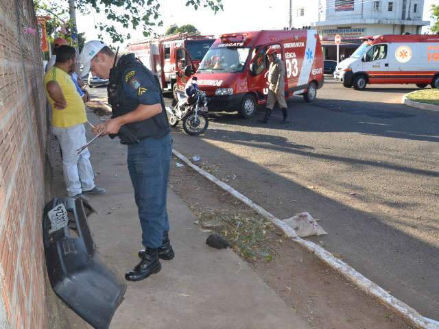  Motorista desrespeita pare, bate em motociclista e foge