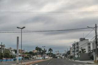 Dia amanheceu nublado e com possibilidade de chuva. (Foto: Fernando Antunes)