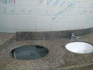 No terminal Aero Rancho, banheiro feminino tem apenas uma pia. (Foto: Aline dos Santos)
