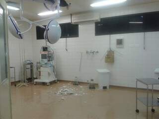 Teto foi parar no chão, dentro de Centro Cirúrgico.
