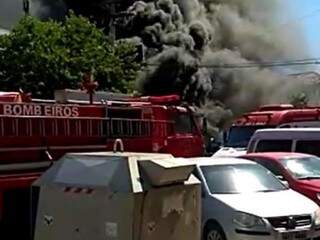 Incêndio atingiu loja de produtos populares no Centro de Corumbá (Foto: Direto das Ruas)