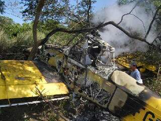 foto: Antonio Carlos Ferrari - Parte do avião, prefixo PT UFG, ficou destruída na queda. 