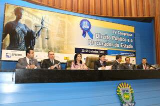 Autoridades políticas e da área jurídica compõem mesa na abertura de congresso de procuradores. (Foto: Wagner Guimarães)