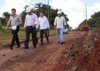 Prefeito Gilmar Olarte vistoria obra de recapeamento da Avenida Tamandar&eacute;