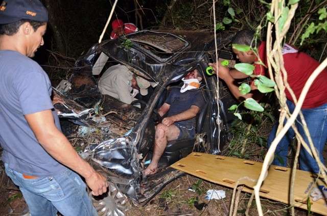 Tr&ecirc;s ficam feridos depois de capotagem na MS-141