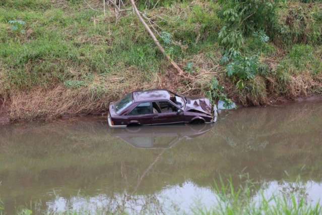 Condutor perde o controle, cai em c&oacute;rrego, foge e abandona ve&iacute;culo