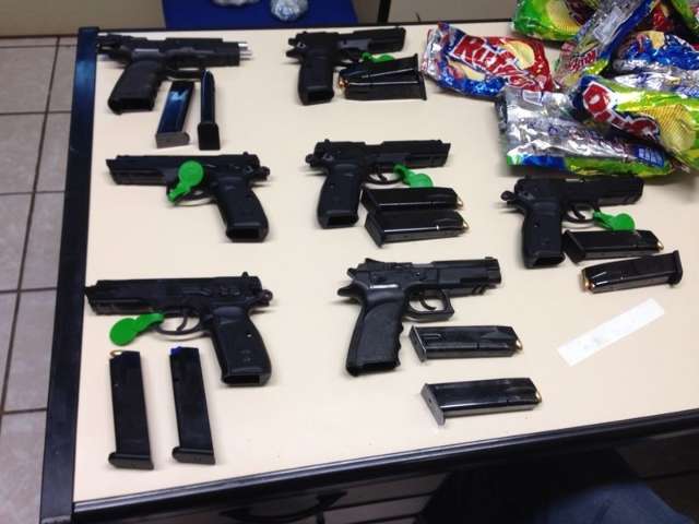 Mulheres s&atilde;o presas com 7 pistolas embaladas em pacote de batata frita