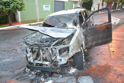 Bandidos incendeiam carro na Praça das Araras apesar de mega operação