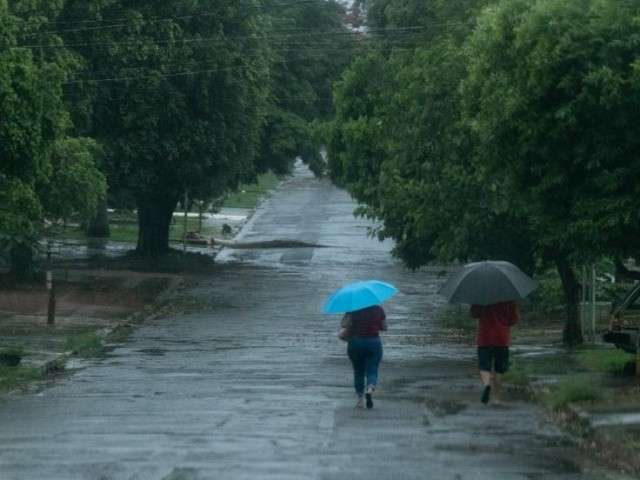 Meteorologia aponta ventos de 63 km/h e chuva de 37,6 mil&iacute;metros em 2h
