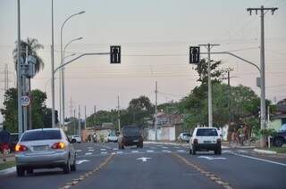 Semáforos foram colocados em cruzamentos perigosos da avenida. (Foto: Vanessa Tamires)