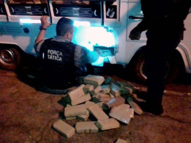 Pol&iacute;cia encontra meia tonelada de maconha em Kombi parada na rua