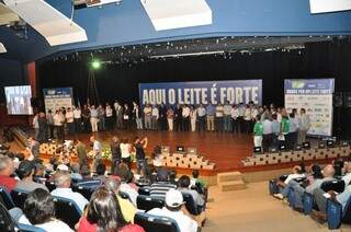 Evento reuniu representantes de todos os parceiros do programa Leite Forte e produtores beneficiados (Foto: Marcelo Calazans)