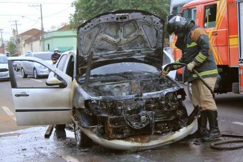Fogo destrói veículo e trânsito fica tumultuado na 13 de Maio 