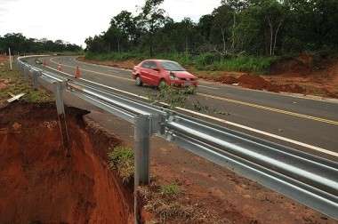 Chuva rompe bueiro e abre cratera &agrave;s margens da BR-359, em Alcin&oacute;polis
