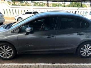 Senadora deixou evento em carro conduzido por Carlos Alberto, irmão de deputado que é lotado no escritório de Soraya em Campo Grande.  (Foto: Jones Mário)