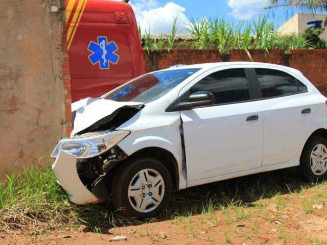 Condutora sem cinto de seguran&ccedil;a destr&oacute;i carro em muro de cruzamento 