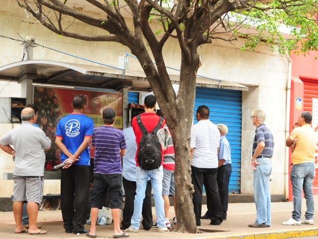 Pelo tim&atilde;o, TV em ponto de t&aacute;xi vira concentra&ccedil;&atilde;o de torcedores 