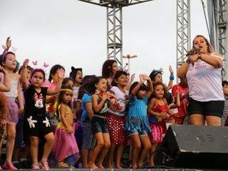 Momento mais fofo da matinê foi quando as crianças subiram no palco pra dançar e cantar Xuxa. (Foto: Marcos Ermínio)