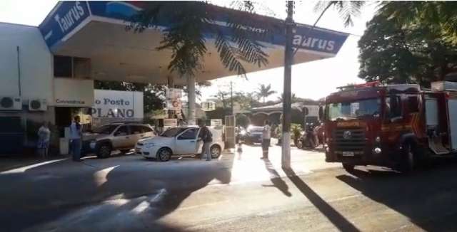 Kombi pega fogo em fila de posto de combust&iacute;vel