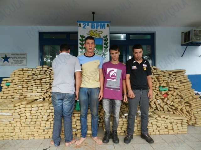 Pol&iacute;cia apreende cerca de 2 toneladas de maconha em duas caminhonetes S-10