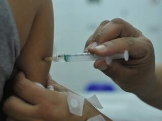 Aplicação da vacina contra a febre amarela; doses estão disponíveis nos postos de saúde de todo o Estado (Foto: Marcos Ermínio)