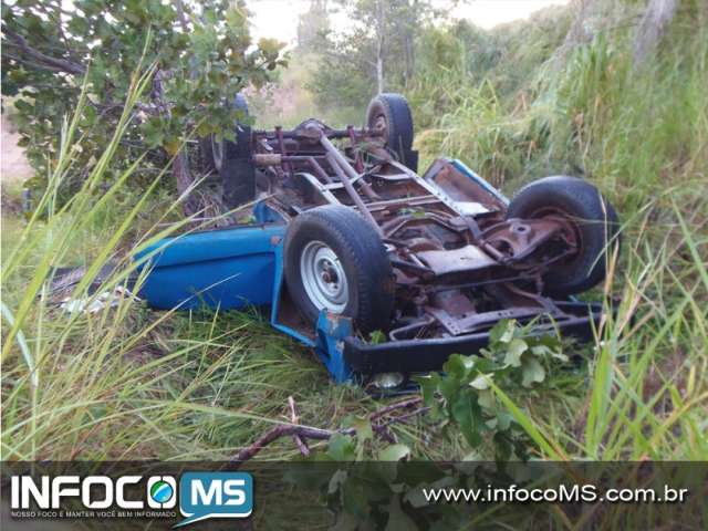 Cinco pessoas ficam feridas em capotagem de caminhonete em Camapu&atilde;