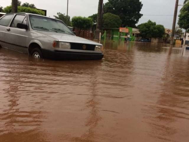 Lagoa transborda com temporal e alaga casas e ruas de cidade de MS