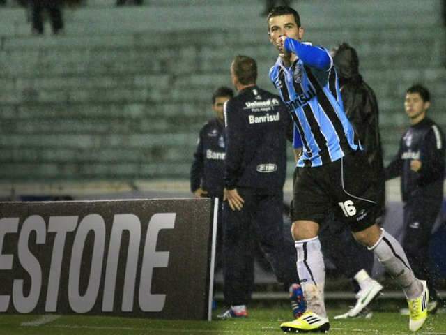  Com campo encharcado, Gr&ecirc;mio vence Coritiba na Copa Sul-americana