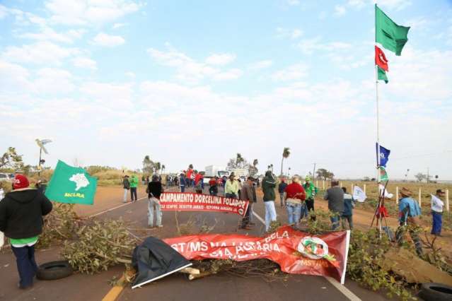 Sem-terra liberam BR-262 e 463, mas mant&ecirc;m bloqueio em dois trechos