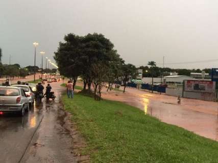 Com chuva, enxurrada em avenida e aguaceiro em ônibus são problemas