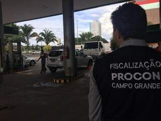 Equipe de fiscalização em posto de combustível da Capital (Foto: Divulgação)