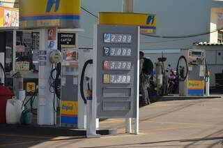 Do outro lado da rua, posto Ipiranga mantem gasolina a R$ 3,399, mas etanol empata no preço de R$ 2,399. (Foto: Vanessa Tamires)