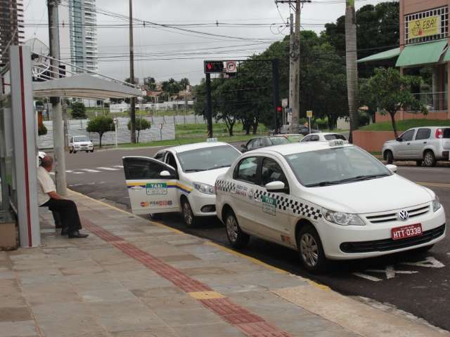 Procura aumenta 60% e moradores reclamam da falta de t&aacute;xi na Capital