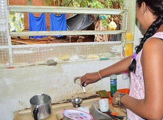 Escolas e moradores de tr&ecirc;s bairros enfrentam falta d'&aacute;gua h&aacute; tr&ecirc;s dias