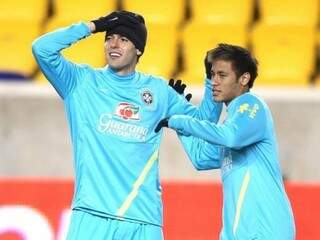 Kaká e Neymar serão titulares nesta quarta-feira. (Foto: Mowa Press)