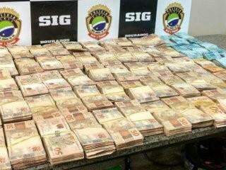 Em carro de dupla presa por tr&aacute;fico de drogas, pol&iacute;cia encontra R$ 360 mil